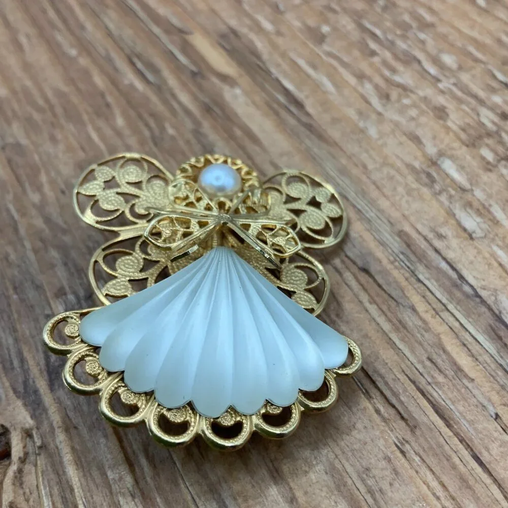 Jane AOL Vintage 1998 Gold Plated Filagree Faux Pearl Brooch Pin